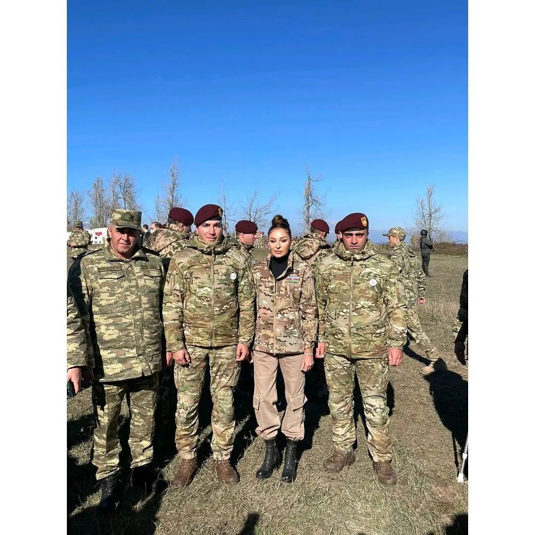 Birinci vitse-prezident Mehriban Əliyeva  Cıdır düzündə Azərbaycan Silahlı Qüvvələrinin əsgər və zabitləri ilə fotolar paylaşıb (FOTO)
