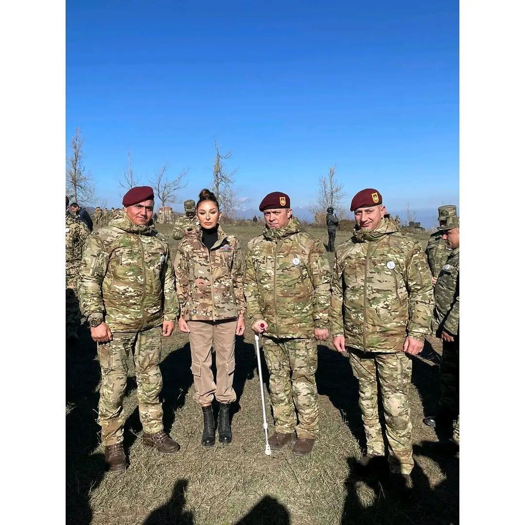 Birinci vitse-prezident Mehriban Əliyeva  Cıdır düzündə Azərbaycan Silahlı Qüvvələrinin əsgər və zabitləri ilə fotolar paylaşıb (FOTO)