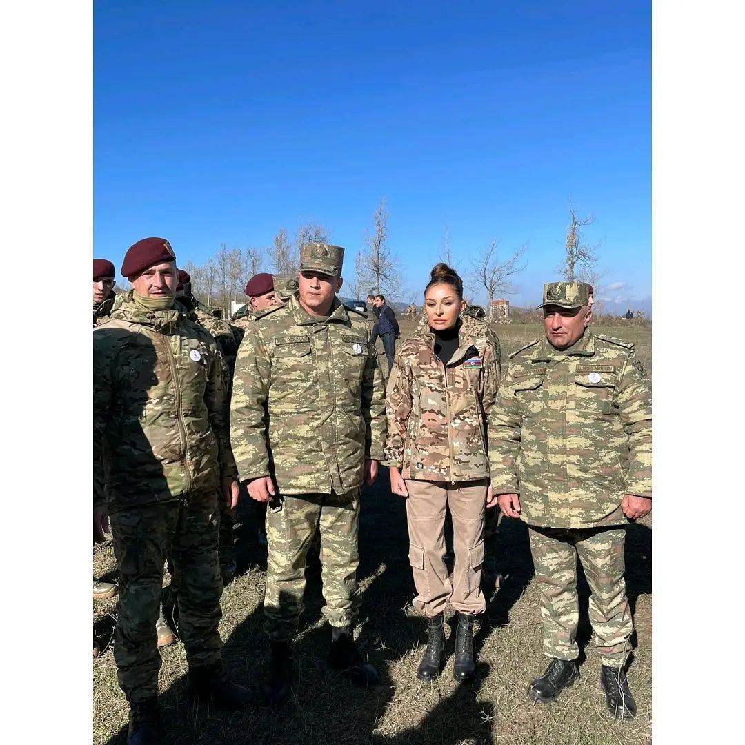 Birinci vitse-prezident Mehriban Əliyeva  Cıdır düzündə Azərbaycan Silahlı Qüvvələrinin əsgər və zabitləri ilə fotolar paylaşıb (FOTO)