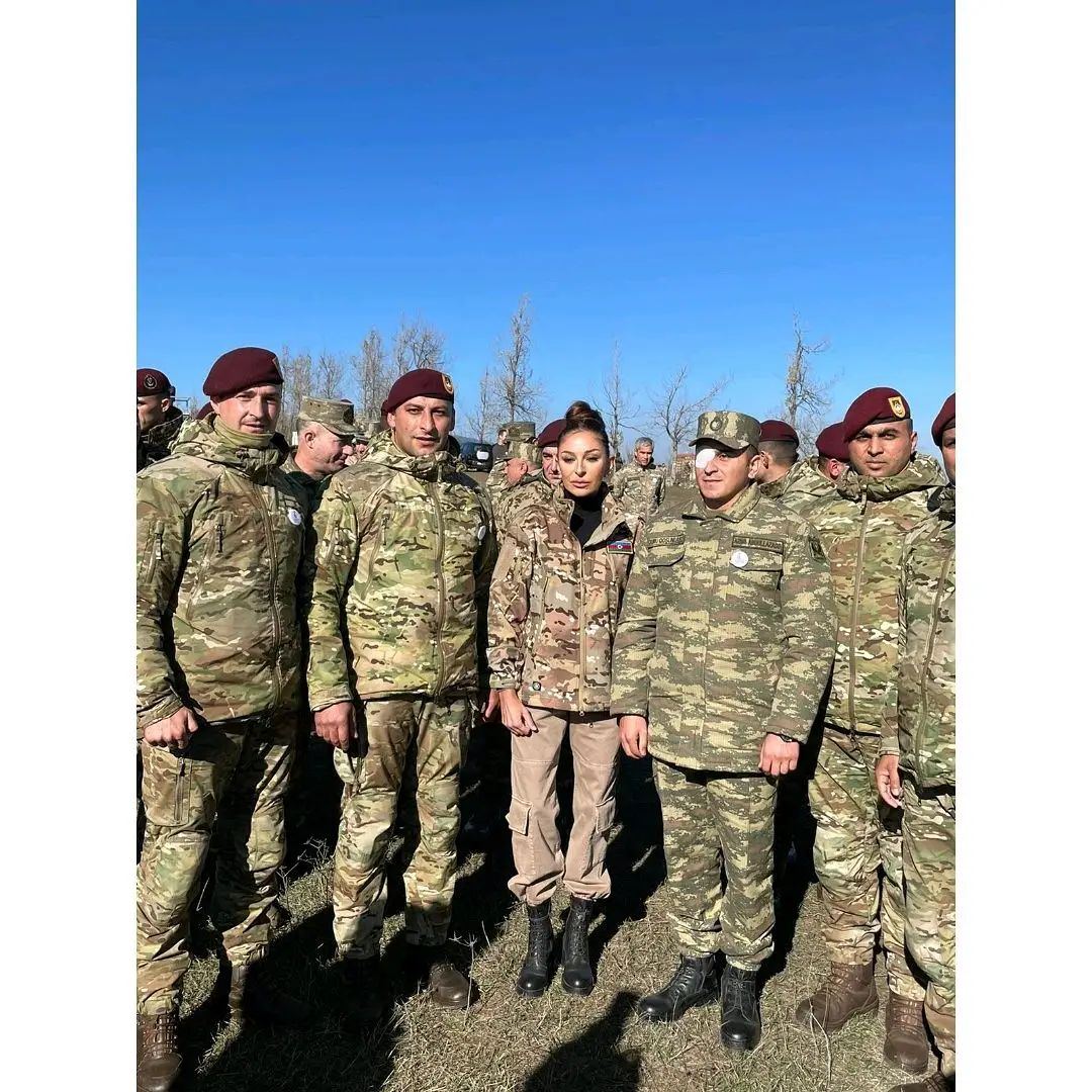 Birinci vitse-prezident Mehriban Əliyeva  Cıdır düzündə Azərbaycan Silahlı Qüvvələrinin əsgər və zabitləri ilə fotolar paylaşıb (FOTO)