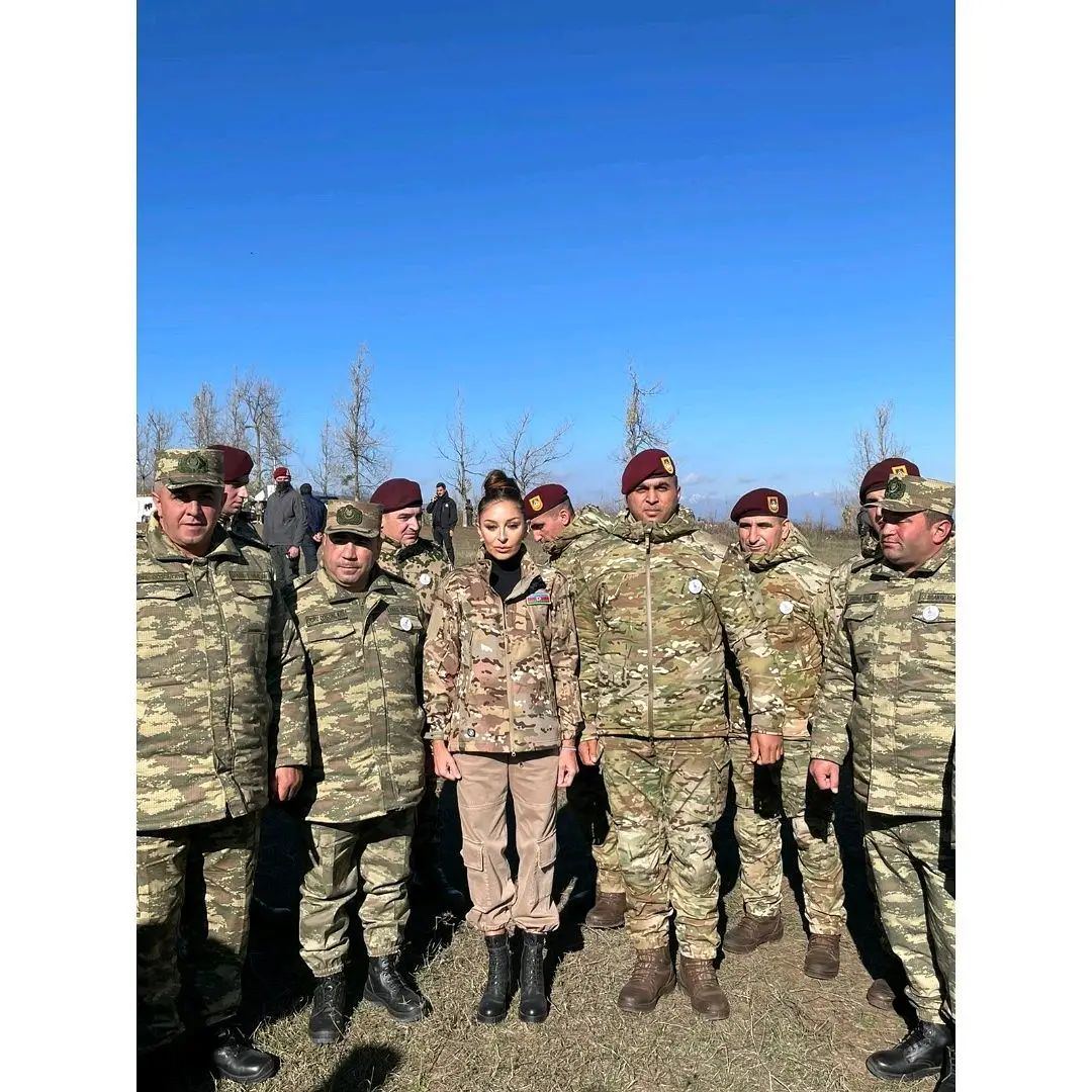 Birinci vitse-prezident Mehriban Əliyeva  Cıdır düzündə Azərbaycan Silahlı Qüvvələrinin əsgər və zabitləri ilə fotolar paylaşıb (FOTO)