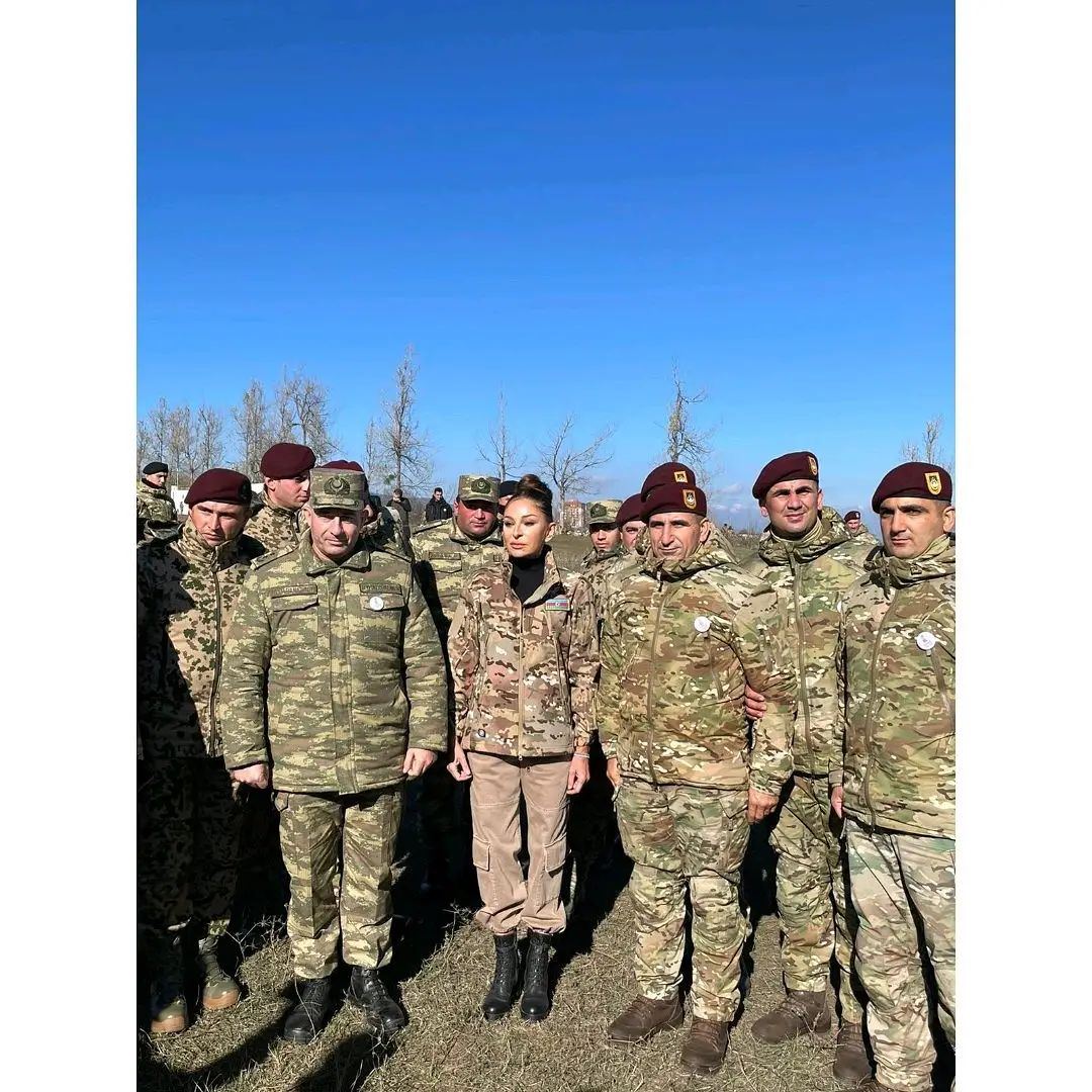 Birinci vitse-prezident Mehriban Əliyeva  Cıdır düzündə Azərbaycan Silahlı Qüvvələrinin əsgər və zabitləri ilə fotolar paylaşıb (FOTO)