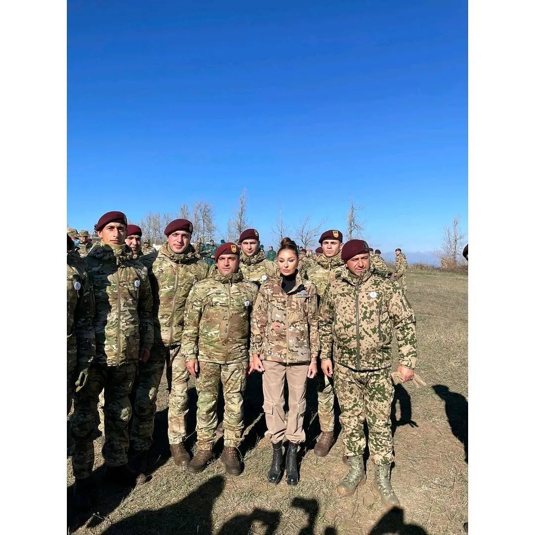 Birinci vitse-prezident Mehriban Əliyeva  Cıdır düzündə Azərbaycan Silahlı Qüvvələrinin əsgər və zabitləri ilə fotolar paylaşıb (FOTO)