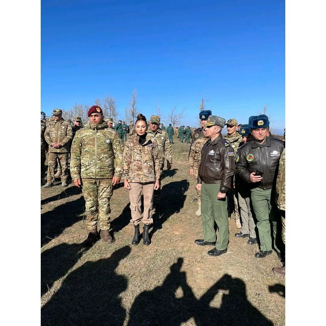 Birinci vitse-prezident Mehriban Əliyeva  Cıdır düzündə Azərbaycan Silahlı Qüvvələrinin əsgər və zabitləri ilə fotolar paylaşıb (FOTO)