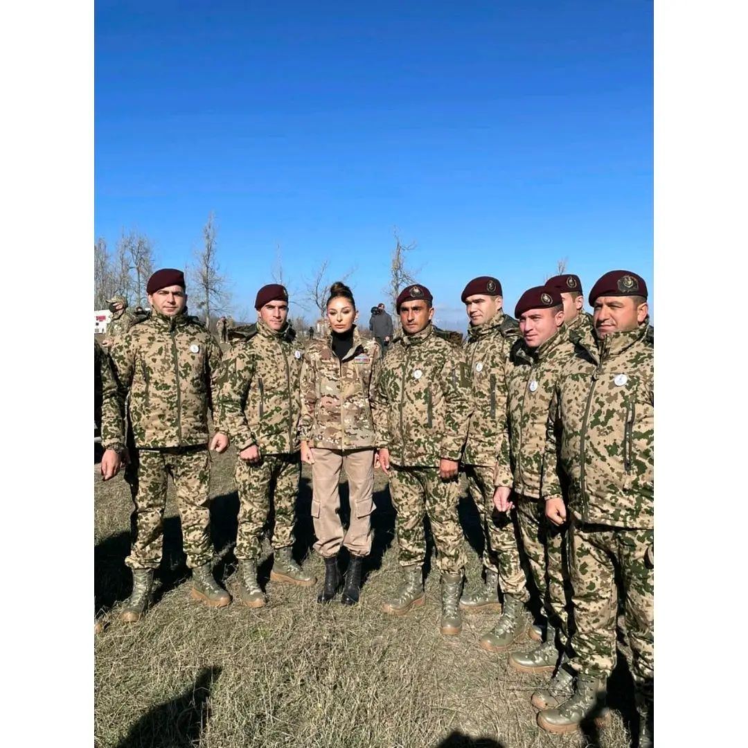 Birinci vitse-prezident Mehriban Əliyeva  Cıdır düzündə Azərbaycan Silahlı Qüvvələrinin əsgər və zabitləri ilə fotolar paylaşıb (FOTO)
