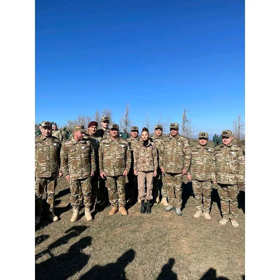 Birinci vitse-prezident Mehriban Əliyeva  Cıdır düzündə Azərbaycan Silahlı Qüvvələrinin əsgər və zabitləri ilə fotolar paylaşıb (FOTO)