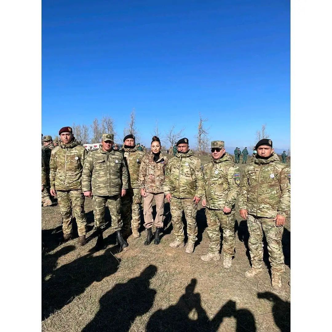 Birinci vitse-prezident Mehriban Əliyeva  Cıdır düzündə Azərbaycan Silahlı Qüvvələrinin əsgər və zabitləri ilə fotolar paylaşıb (FOTO)