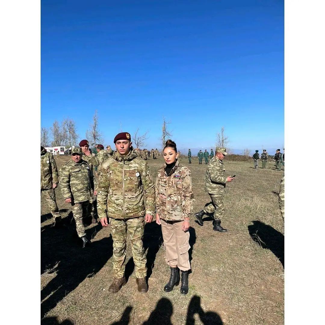 Birinci vitse-prezident Mehriban Əliyeva  Cıdır düzündə Azərbaycan Silahlı Qüvvələrinin əsgər və zabitləri ilə fotolar paylaşıb (FOTO)