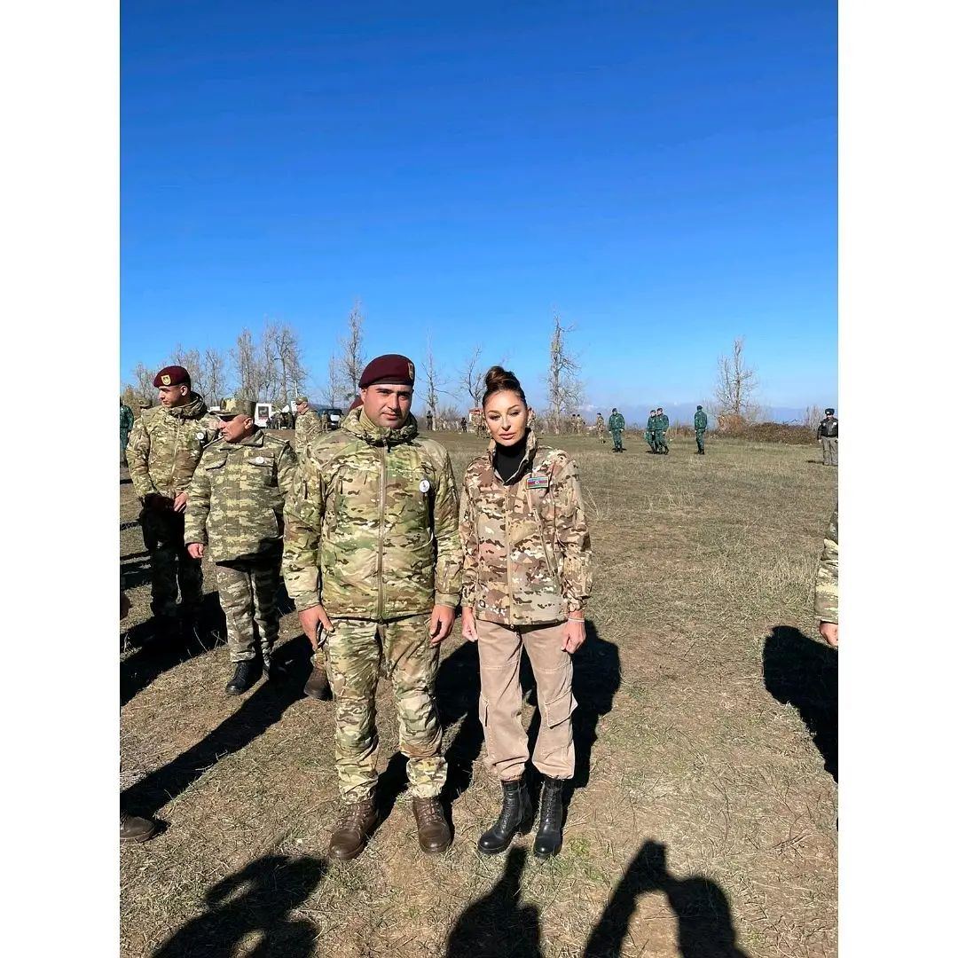 Birinci vitse-prezident Mehriban Əliyeva  Cıdır düzündə Azərbaycan Silahlı Qüvvələrinin əsgər və zabitləri ilə fotolar paylaşıb (FOTO)