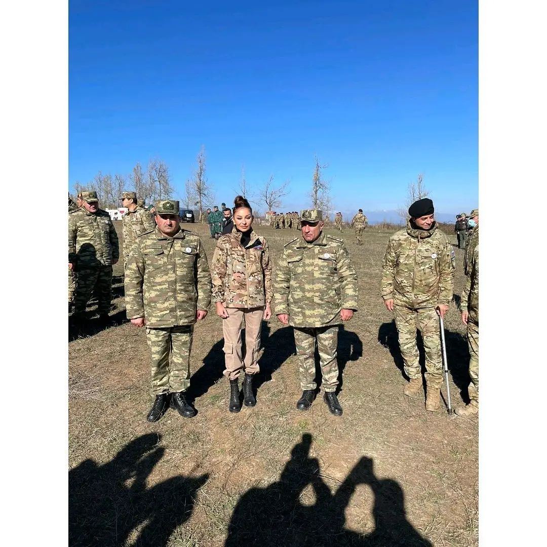 Birinci vitse-prezident Mehriban Əliyeva  Cıdır düzündə Azərbaycan Silahlı Qüvvələrinin əsgər və zabitləri ilə fotolar paylaşıb (FOTO)
