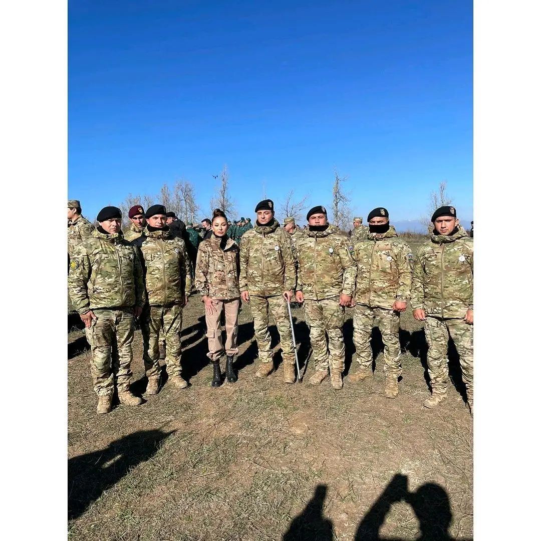 Birinci vitse-prezident Mehriban Əliyeva  Cıdır düzündə Azərbaycan Silahlı Qüvvələrinin əsgər və zabitləri ilə fotolar paylaşıb (FOTO)