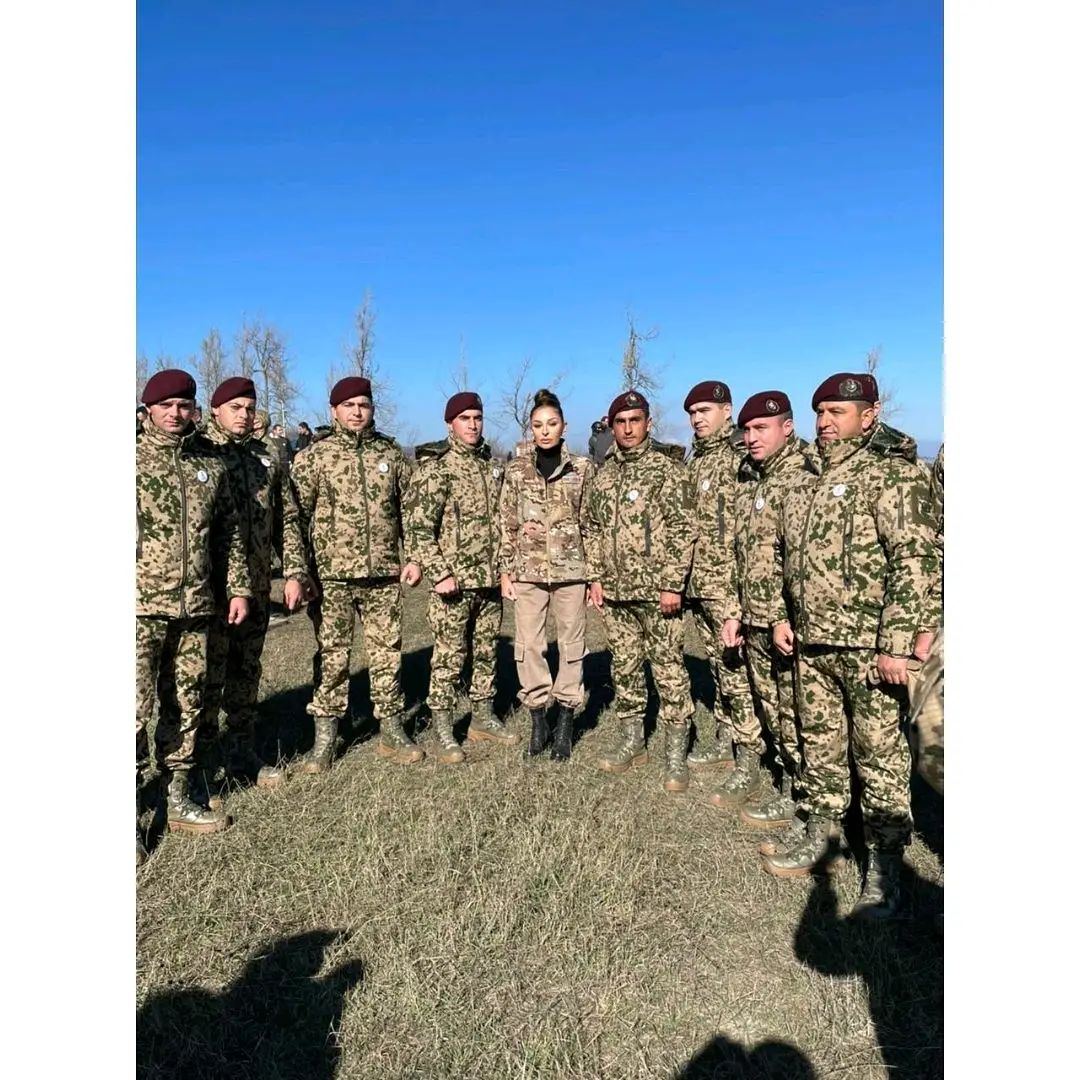 Birinci vitse-prezident Mehriban Əliyeva  Cıdır düzündə Azərbaycan Silahlı Qüvvələrinin əsgər və zabitləri ilə fotolar paylaşıb (FOTO)
