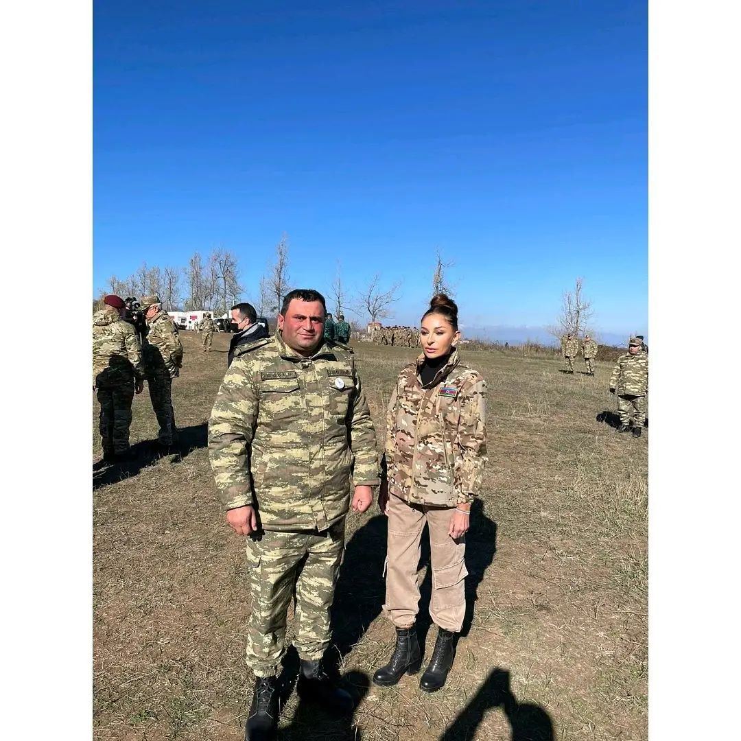 Birinci vitse-prezident Mehriban Əliyeva  Cıdır düzündə Azərbaycan Silahlı Qüvvələrinin əsgər və zabitləri ilə fotolar paylaşıb (FOTO)