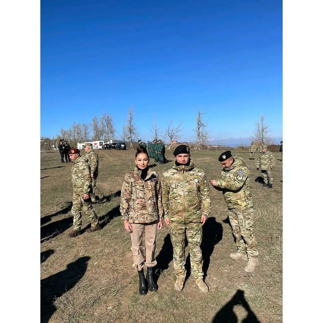 Birinci vitse-prezident Mehriban Əliyeva  Cıdır düzündə Azərbaycan Silahlı Qüvvələrinin əsgər və zabitləri ilə fotolar paylaşıb (FOTO)