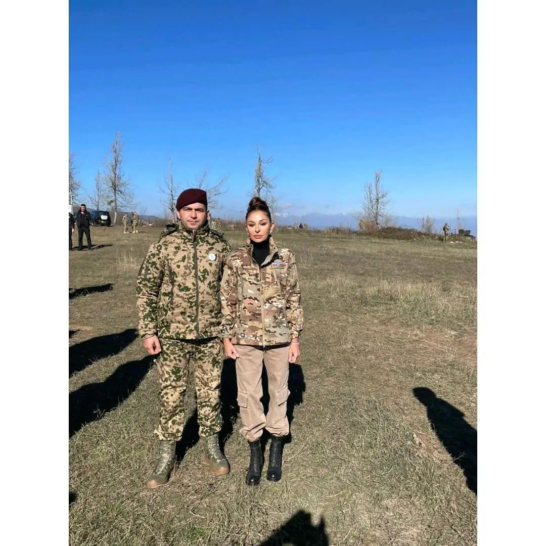 Birinci vitse-prezident Mehriban Əliyeva  Cıdır düzündə Azərbaycan Silahlı Qüvvələrinin əsgər və zabitləri ilə fotolar paylaşıb (FOTO)