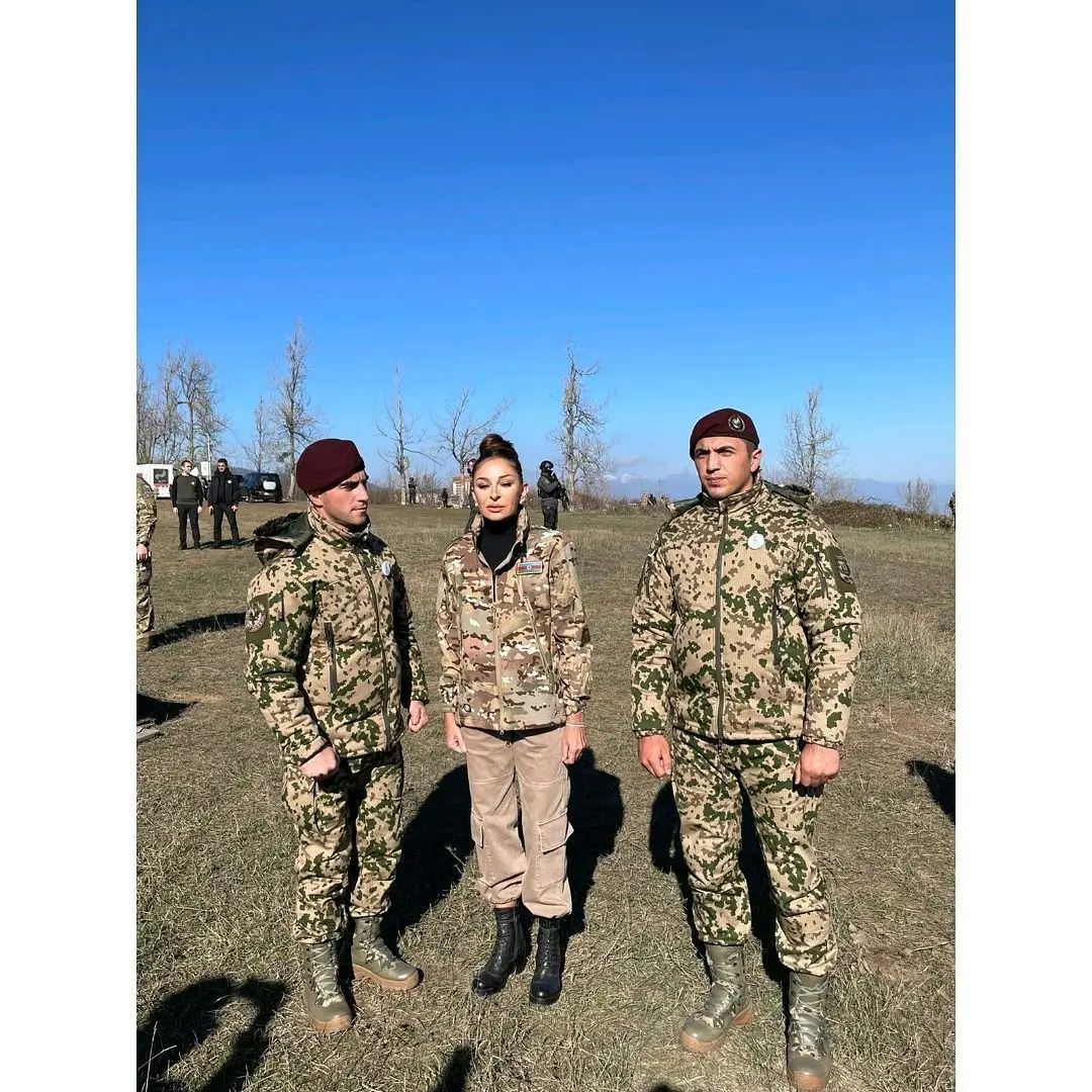 Birinci vitse-prezident Mehriban Əliyeva  Cıdır düzündə Azərbaycan Silahlı Qüvvələrinin əsgər və zabitləri ilə fotolar paylaşıb (FOTO)