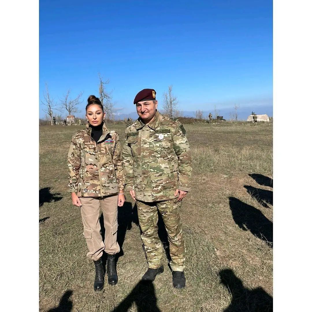 Birinci vitse-prezident Mehriban Əliyeva  Cıdır düzündə Azərbaycan Silahlı Qüvvələrinin əsgər və zabitləri ilə fotolar paylaşıb (FOTO)