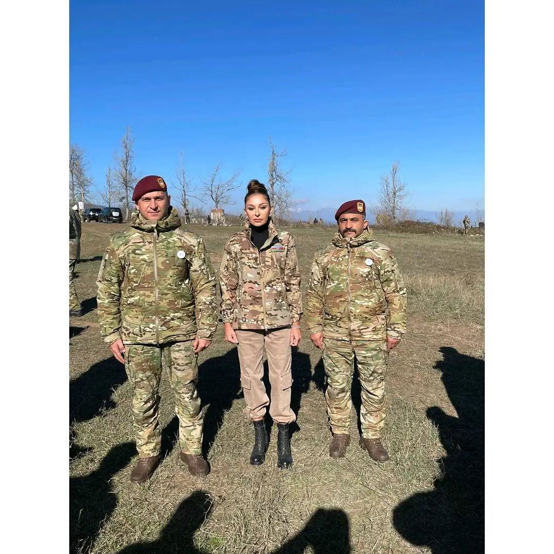 Birinci vitse-prezident Mehriban Əliyeva  Cıdır düzündə Azərbaycan Silahlı Qüvvələrinin əsgər və zabitləri ilə fotolar paylaşıb (FOTO)