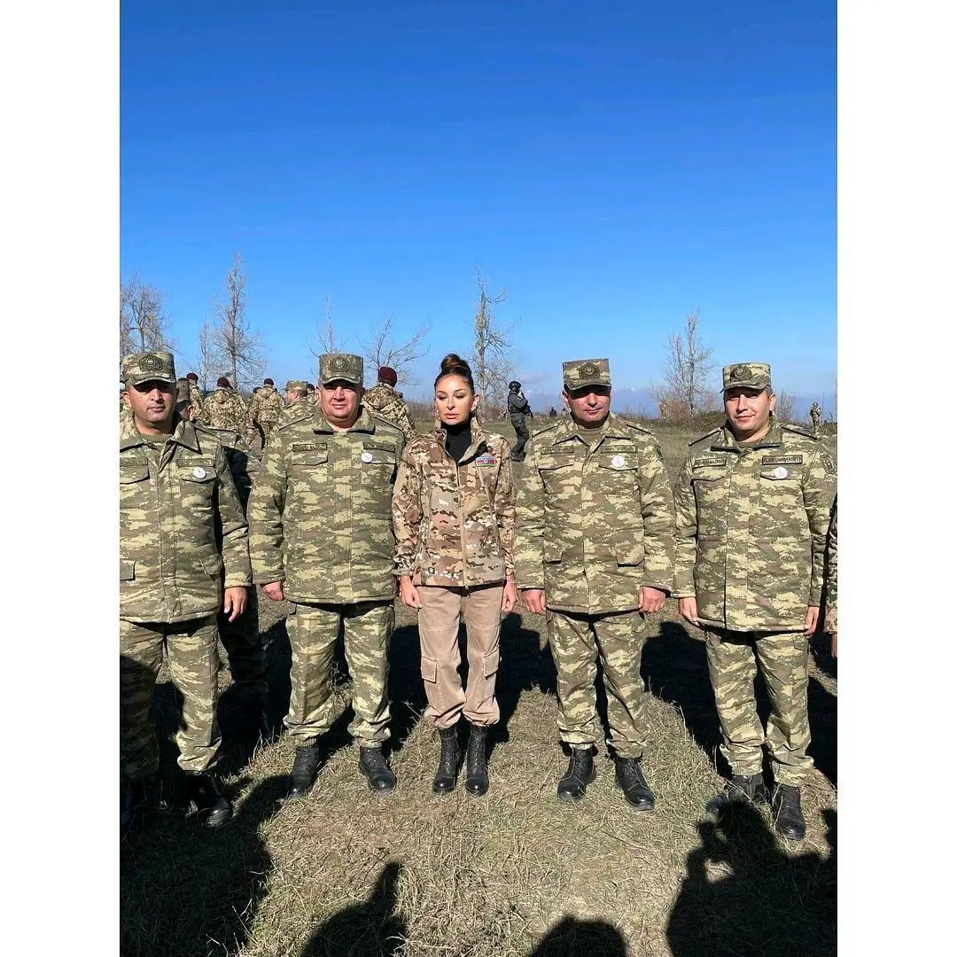 Birinci vitse-prezident Mehriban Əliyeva  Cıdır düzündə Azərbaycan Silahlı Qüvvələrinin əsgər və zabitləri ilə fotolar paylaşıb (FOTO)