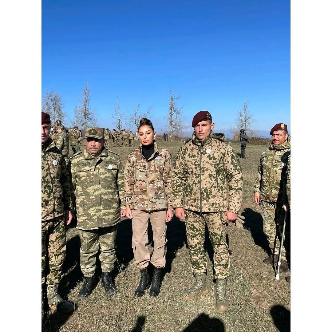 Birinci vitse-prezident Mehriban Əliyeva  Cıdır düzündə Azərbaycan Silahlı Qüvvələrinin əsgər və zabitləri ilə fotolar paylaşıb (FOTO)