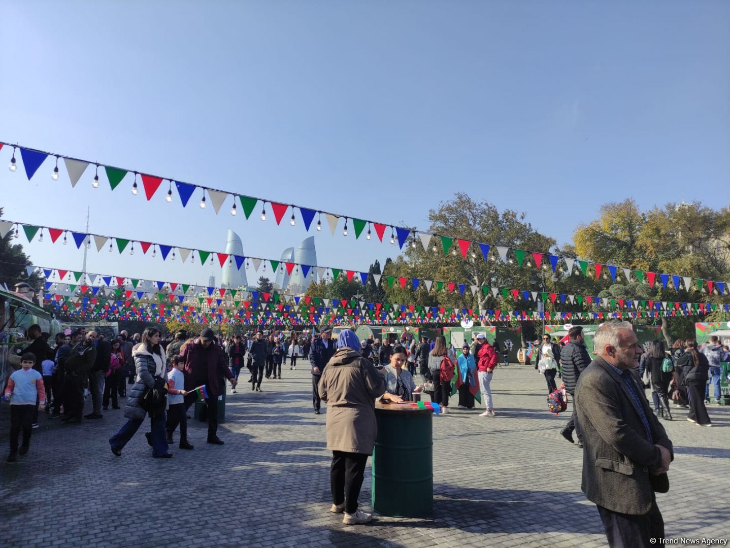 Zəfər yarmarkasına hər gün minlərlə insan axın edir - "YAŞAT" Fondunun rəsmisi (FOTO)