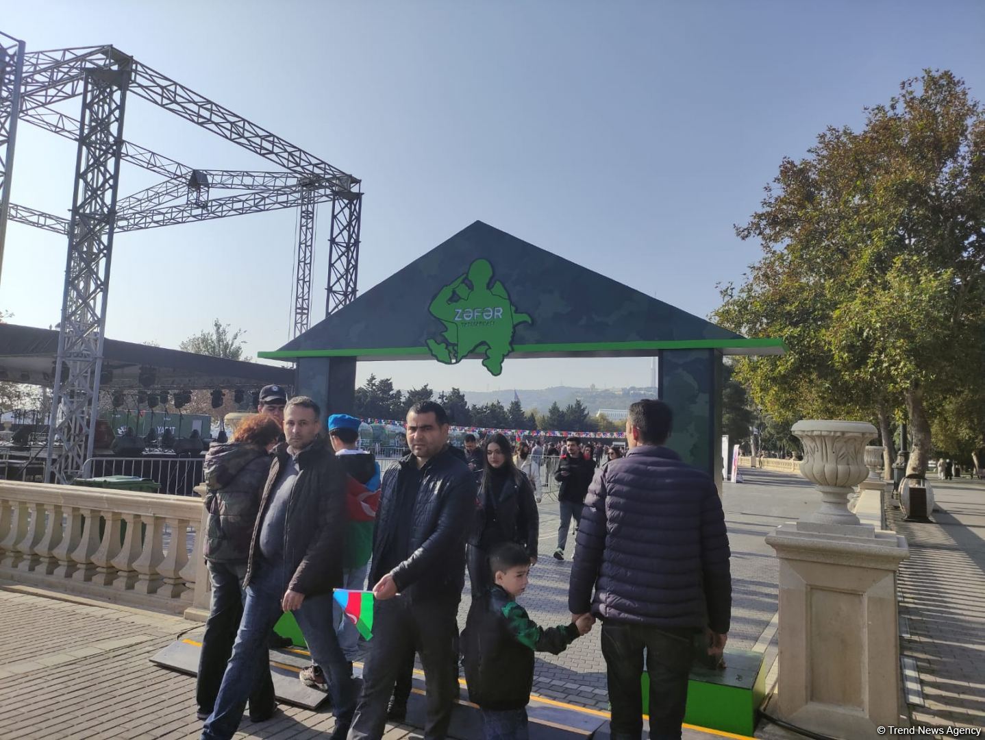 Zəfər yarmarkasına hər gün minlərlə insan axın edir - "YAŞAT" Fondunun rəsmisi (FOTO)