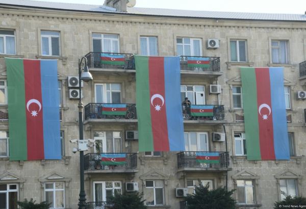 Bu gün Azərbaycan bayrağı ölkənin hər yerində qürurla dalğalanır - FOTOSESSİYA