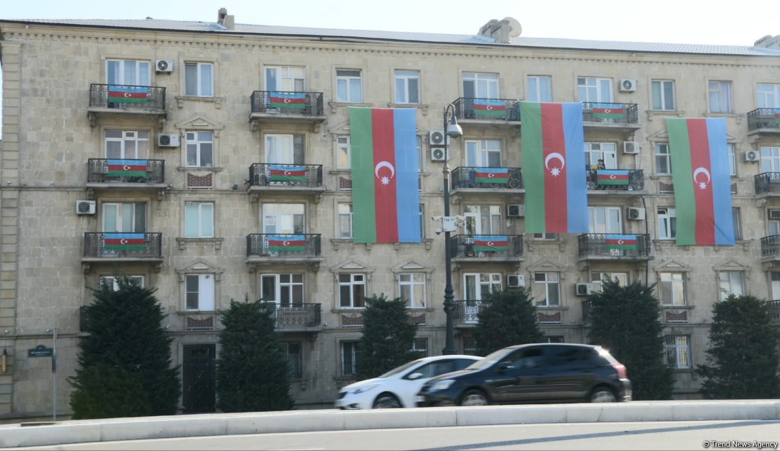 Bu gün Azərbaycan bayrağı ölkənin hər yerində qürurla dalğalanır - FOTOSESSİYA