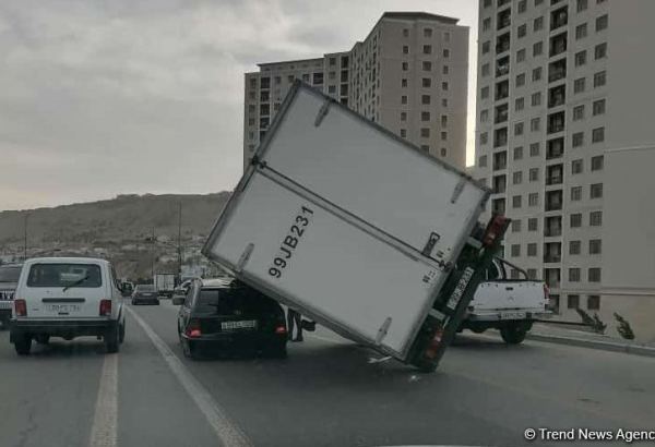 Bakıda külək yük maşınını “Mercedes”in üstünə aşırdı (FOTO/VİDEO)