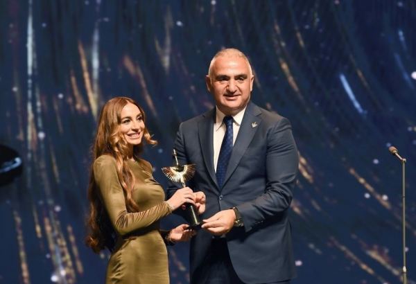 Bakı Media Mərkəzinin prezidenti Arzu Əliyevaya “Şərəf mükafatı” təqdim olunub (FOTO)