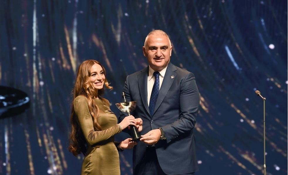 Bakı Media Mərkəzinin prezidenti Arzu Əliyevaya “Şərəf mükafatı” təqdim olunub (FOTO)