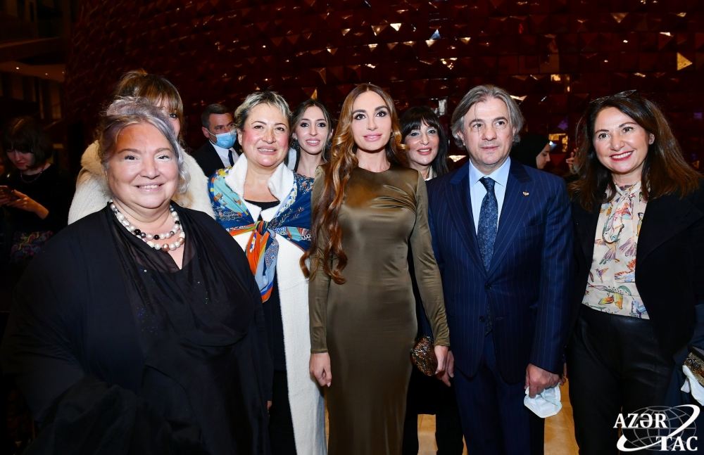 Bakı Media Mərkəzinin prezidenti Arzu Əliyevaya “Şərəf mükafatı” təqdim olunub (FOTO)
