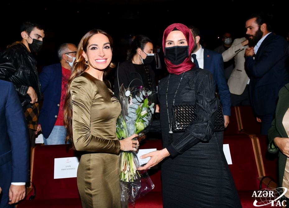 Bakı Media Mərkəzinin prezidenti Arzu Əliyevaya “Şərəf mükafatı” təqdim olunub (FOTO)