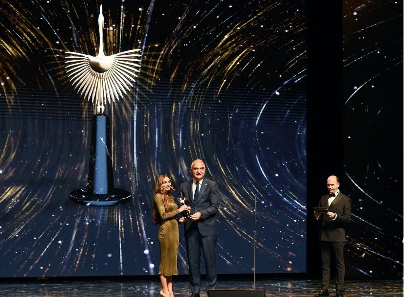 Bakı Media Mərkəzinin prezidenti Arzu Əliyevaya “Şərəf mükafatı” təqdim olunub (FOTO)