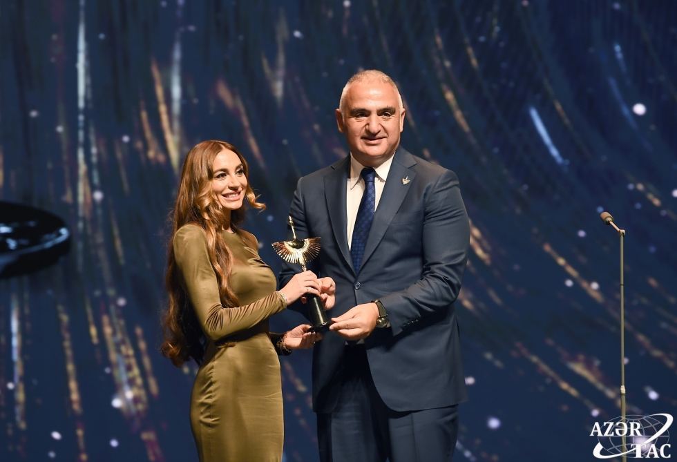 Bakı Media Mərkəzinin prezidenti Arzu Əliyevaya “Şərəf mükafatı” təqdim olunub (FOTO)