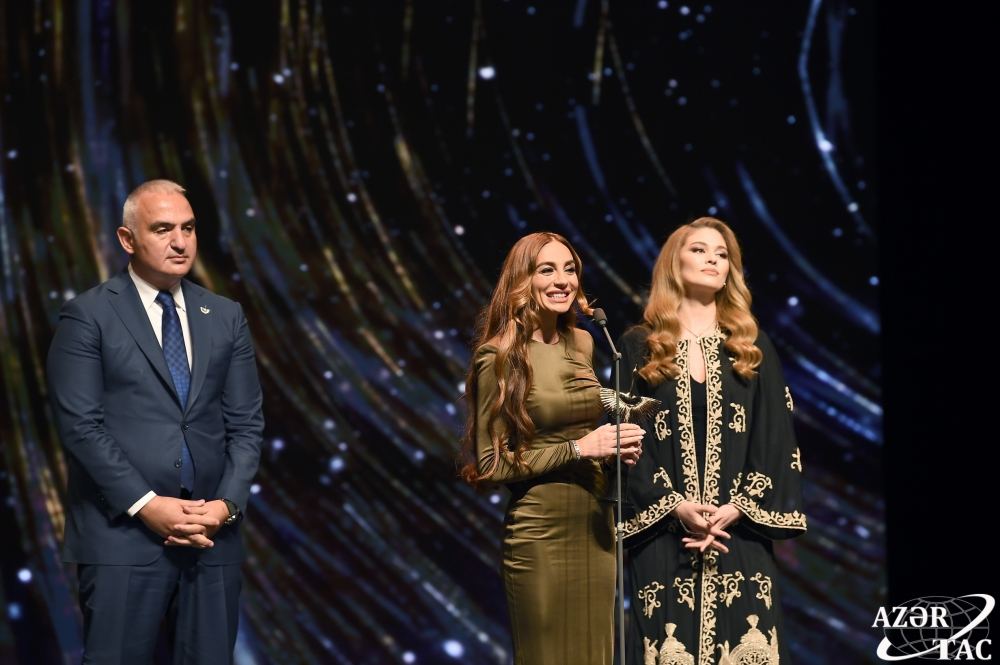 Bakı Media Mərkəzinin prezidenti Arzu Əliyevaya “Şərəf mükafatı” təqdim olunub (FOTO)