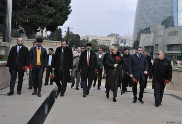 İBF və MÜSİAD rəsmiləri Şəhidlər Xiyabanını ziyarət edib (FOTO)