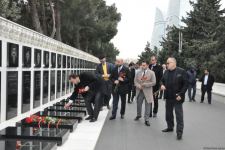 İBF və MÜSİAD rəsmiləri Şəhidlər Xiyabanını ziyarət edib (FOTO)