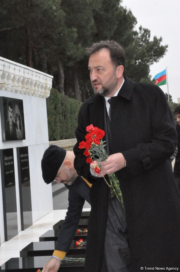 İBF və MÜSİAD rəsmiləri Şəhidlər Xiyabanını ziyarət edib (FOTO)