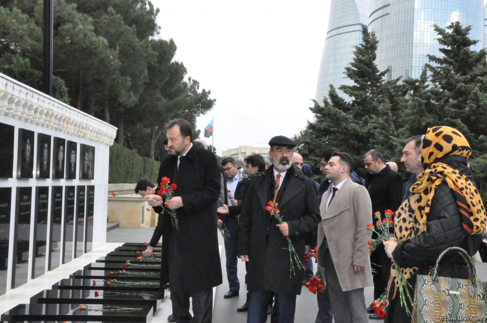 İBF və MÜSİAD rəsmiləri Şəhidlər Xiyabanını ziyarət edib (FOTO)