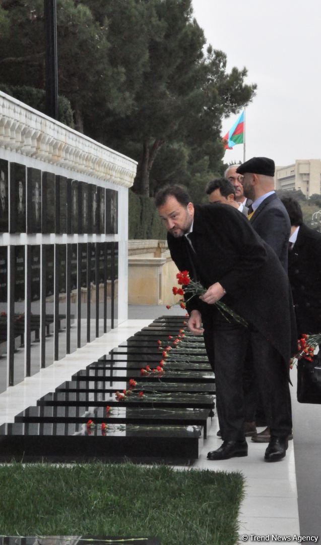İBF və MÜSİAD rəsmiləri Şəhidlər Xiyabanını ziyarət edib (FOTO)