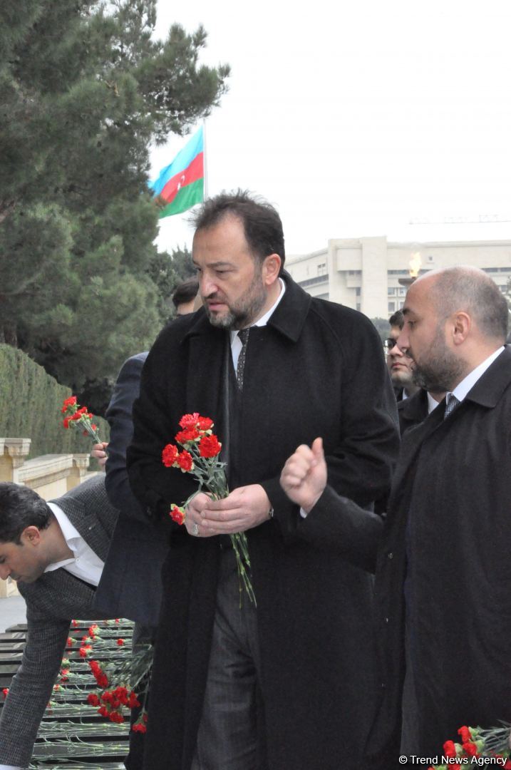 İBF və MÜSİAD rəsmiləri Şəhidlər Xiyabanını ziyarət edib (FOTO)