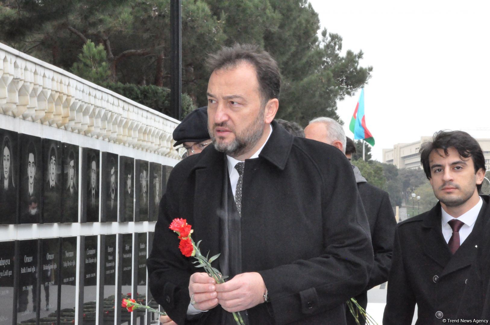 İBF və MÜSİAD rəsmiləri Şəhidlər Xiyabanını ziyarət edib (FOTO)