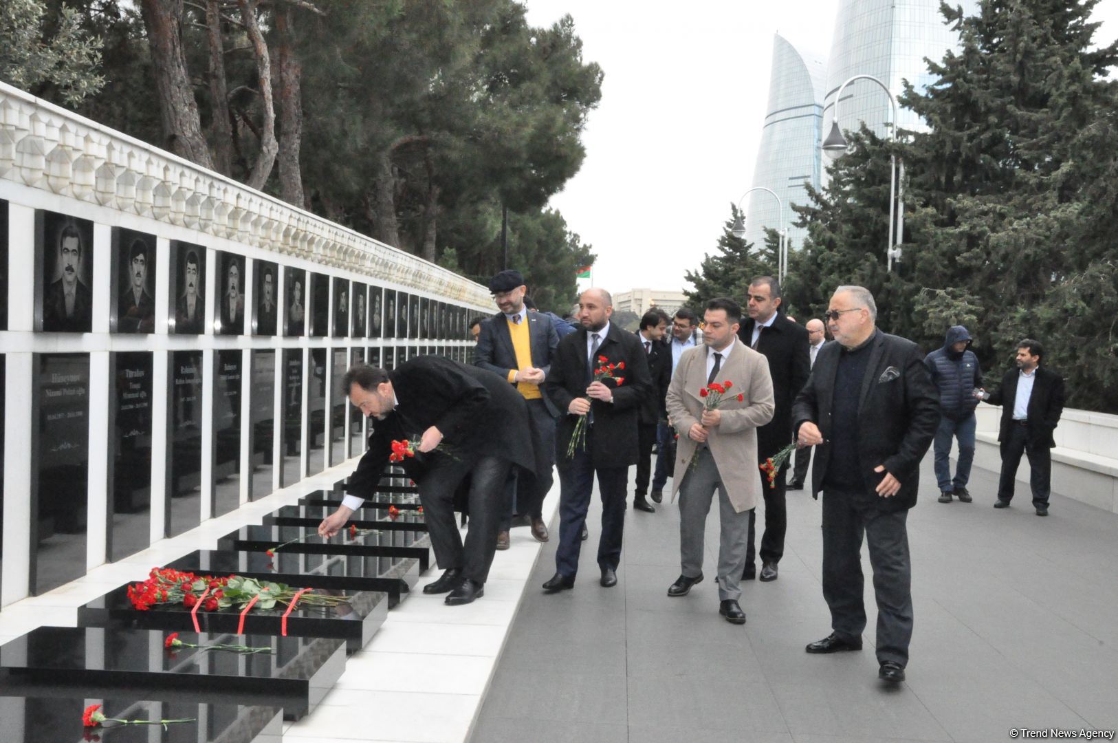 İBF və MÜSİAD rəsmiləri Şəhidlər Xiyabanını ziyarət edib (FOTO)