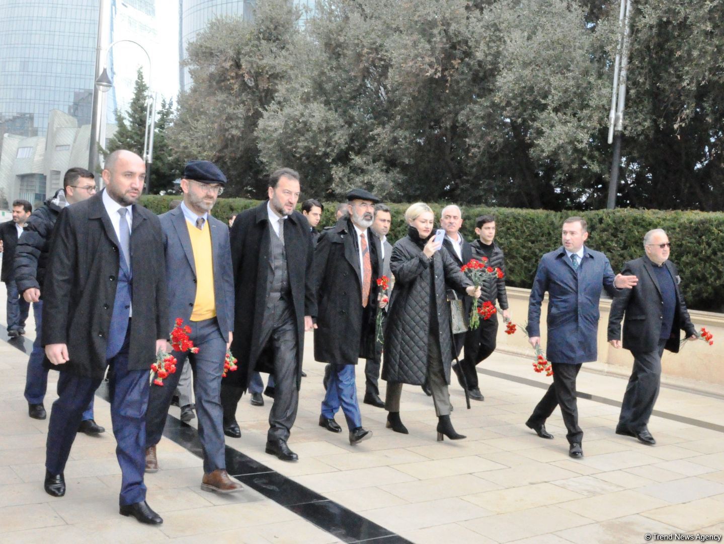 İBF və MÜSİAD rəsmiləri Şəhidlər Xiyabanını ziyarət edib (FOTO)