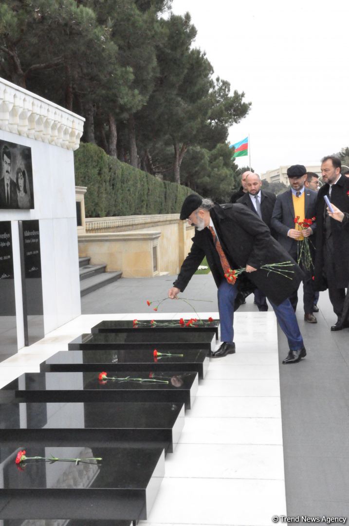 İBF və MÜSİAD rəsmiləri Şəhidlər Xiyabanını ziyarət edib (FOTO)