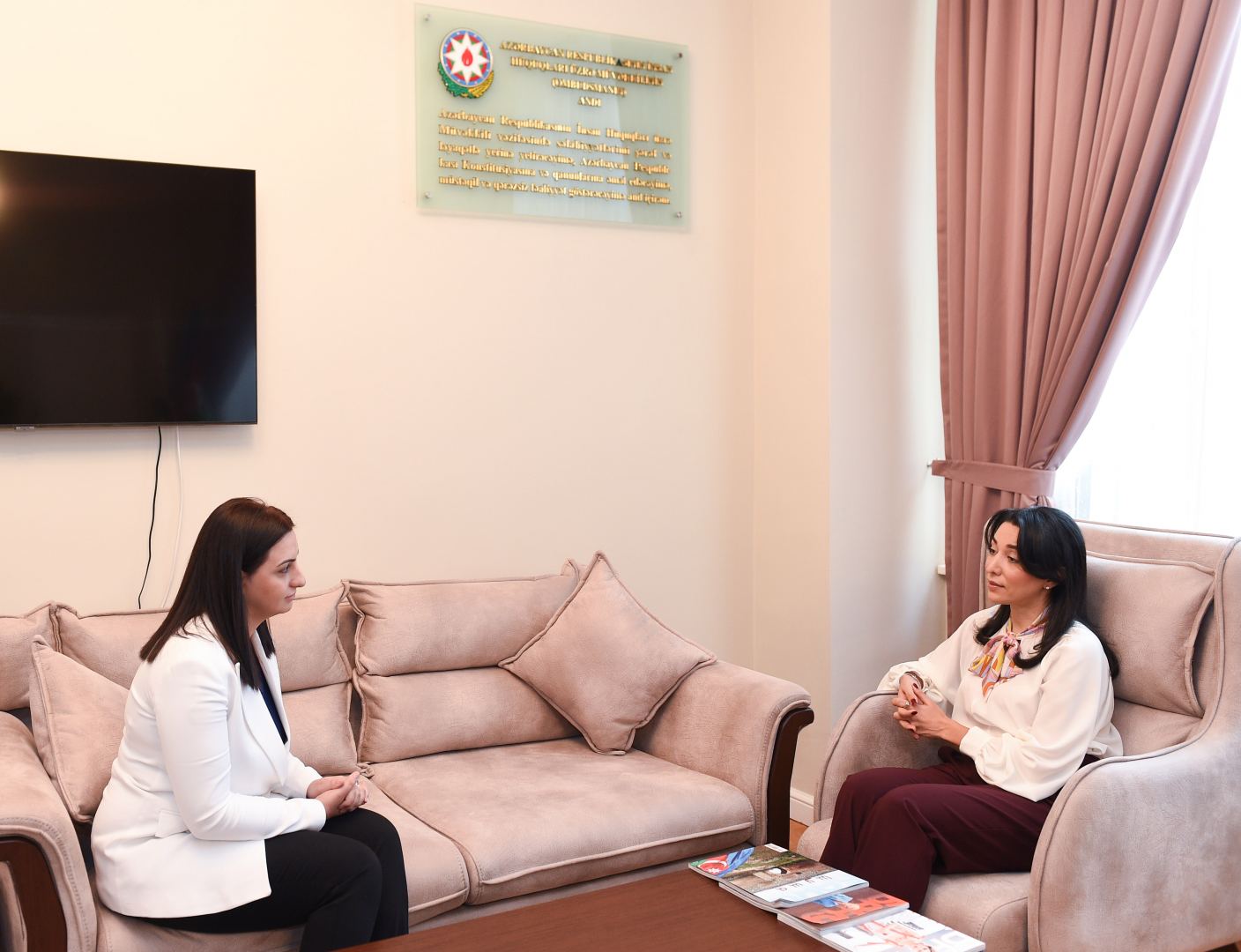 Ombudsman Səbinə Əliyeva “Yüksəliş” müsabiqəsinin qalibi ilə görüşüb (FOTO)