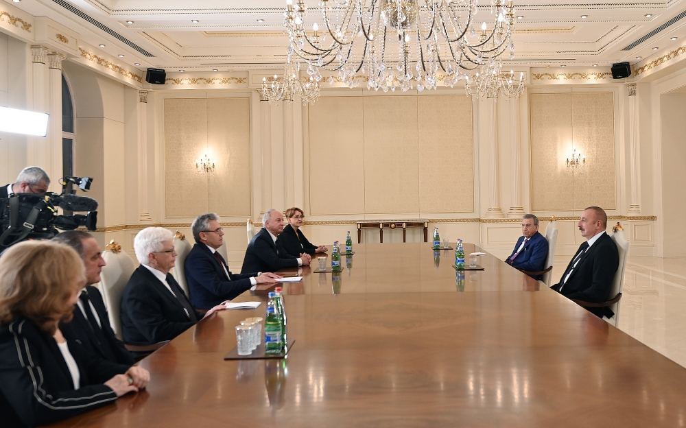 Prezident İlham Əliyev Rusiya Federasiyasının Elmlər Akademiyasının prezidentinin başçılıq etdiyi nümayəndə heyətini qəbul edib (FOTO/VİDEO)