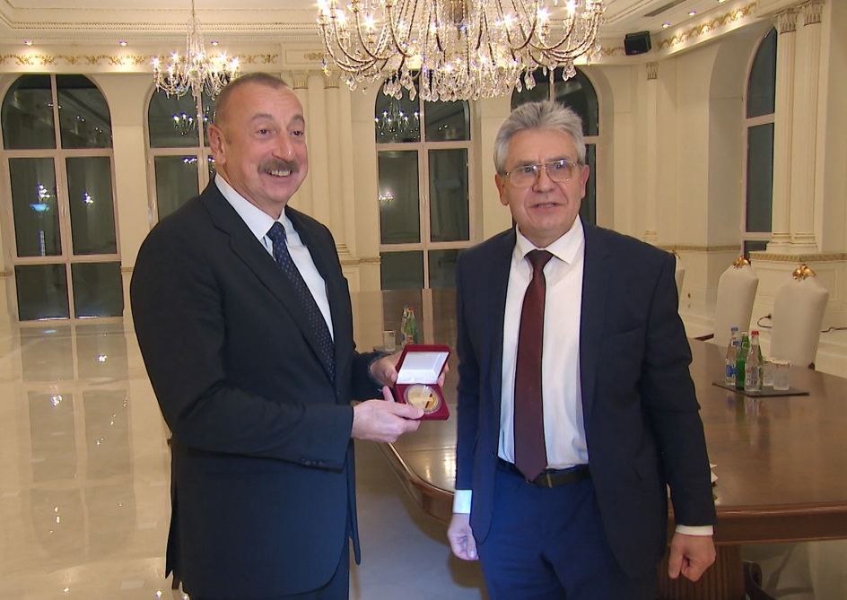 Prezident İlham Əliyev Rusiya Federasiyasının Elmlər Akademiyasının prezidentinin başçılıq etdiyi nümayəndə heyətini qəbul edib (FOTO/VİDEO)