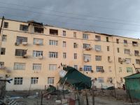 Bərdədə güclü külək binanın damını uçurub (FOTO)